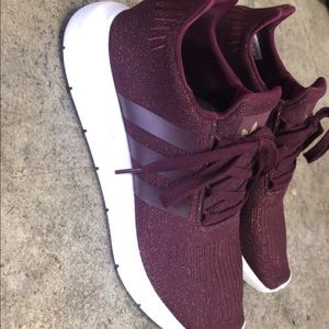 Women Adidas tennis shoes